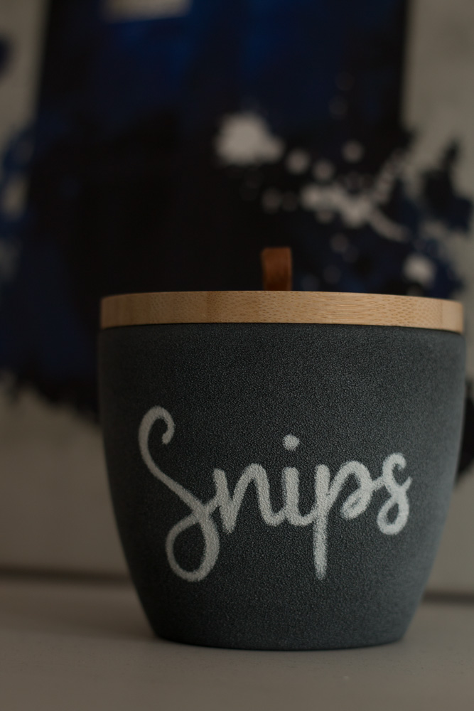 Dunkelblaue Keramikurne mit weißem Schriftzug "Snips"